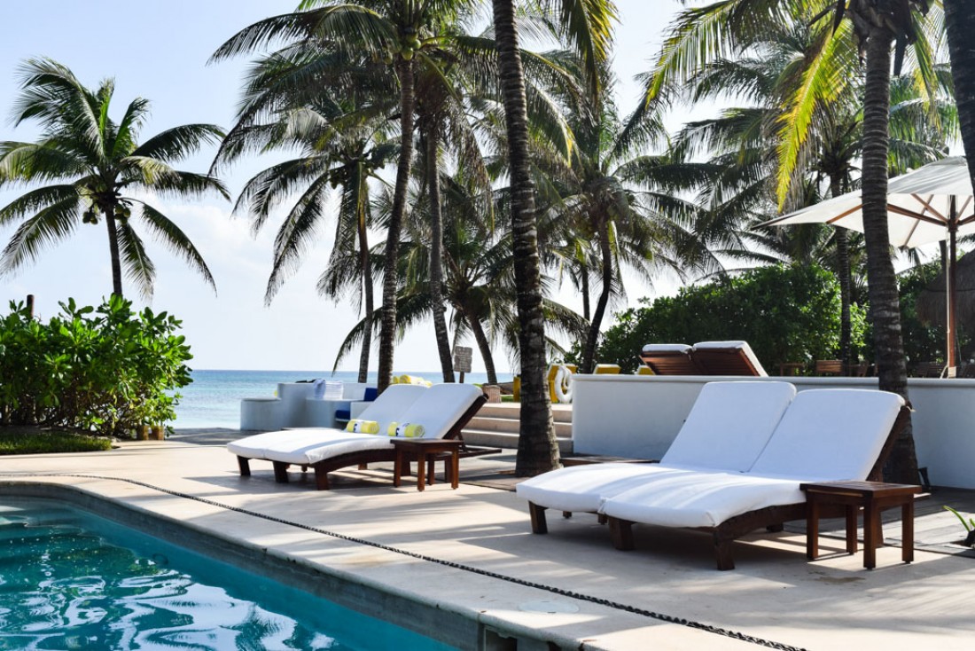 Les deux piscines de l'hôtel, entre palmiers et plage © Yonder.fr