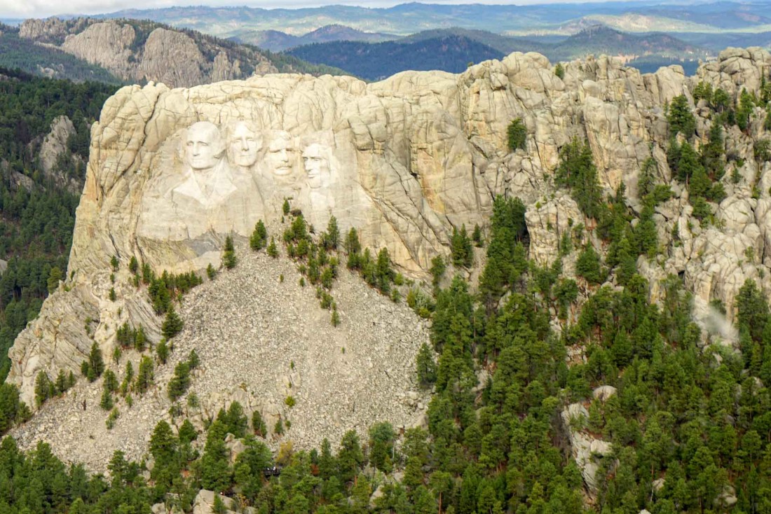 Le Mount Rushmore, creusé dans les montagnes de granit des Black Hills, vu d'hélicoptère.