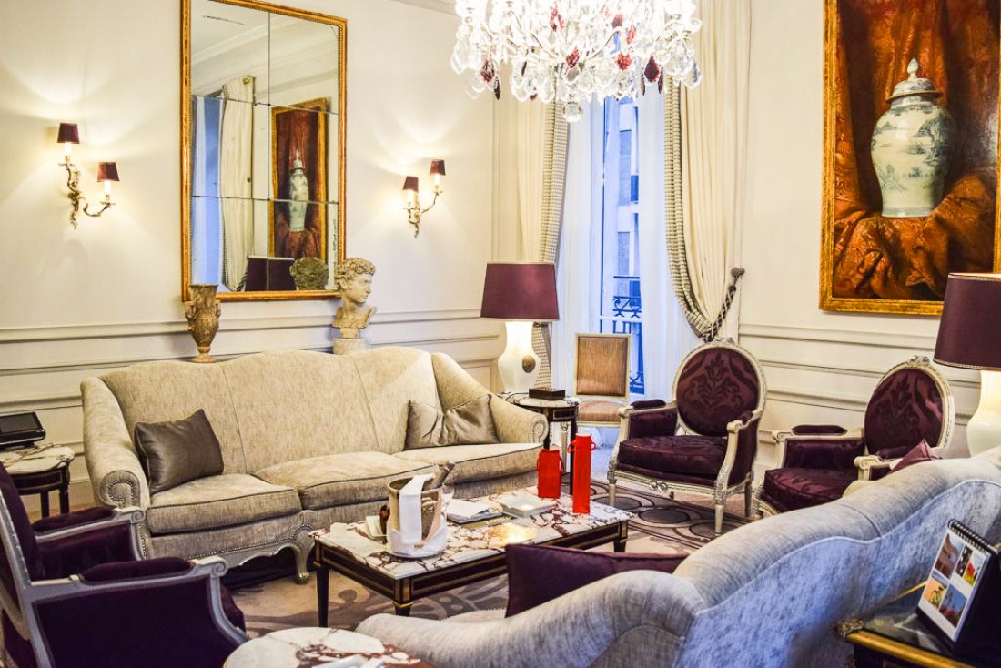 Le splendide salon de la Suite 215 résume à lui seul l'élégance du Plaza Athénée © Yonder.fr