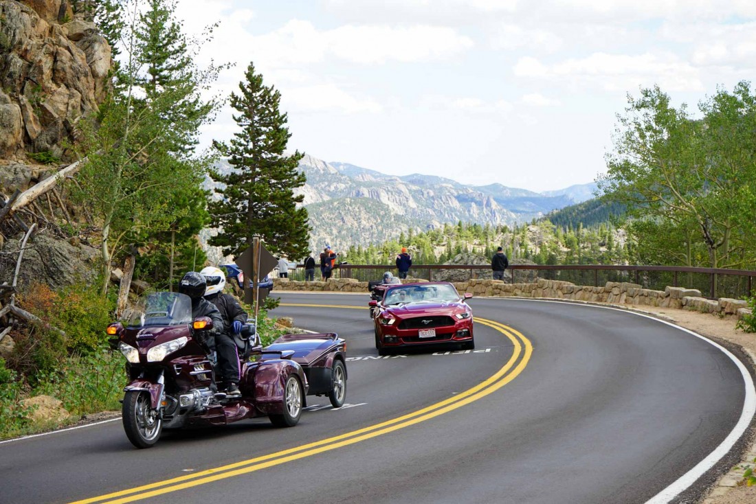 Bikers, side-cars, coupés, cabriolets, SUV se croisent sur les routes du parc © YONDER.fr