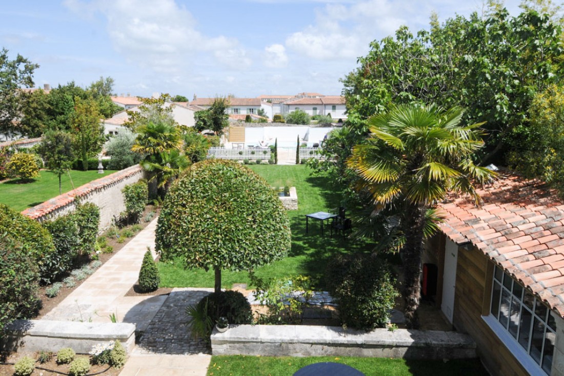 Vue sur le jardin depuis le premier étage de la villa © Villa Clarisse