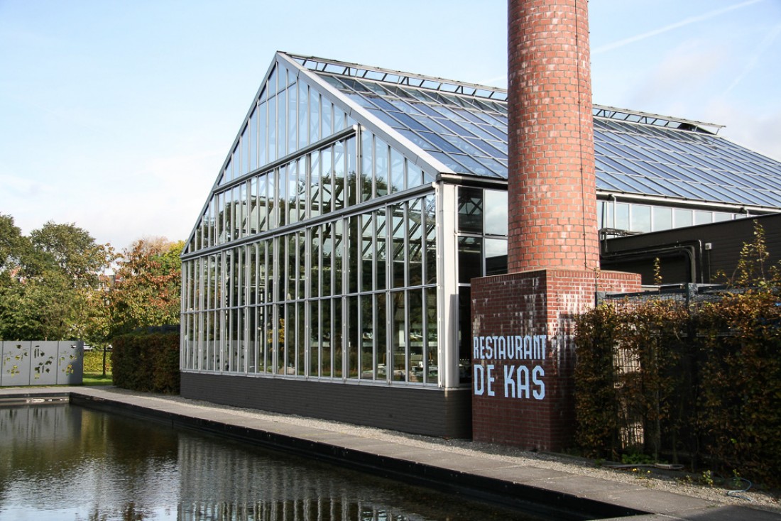 Le restaurant De Kas, installé dans une serre, et l’un des coups de cœur de Yonder à Amsterdam | © De Kas