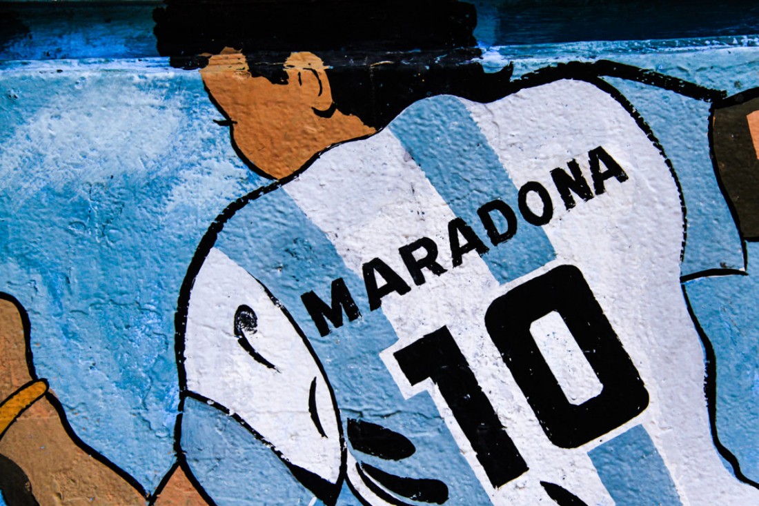 Diego Maradona, l’enfant adopté prodige de la Boca. Il jouera quatre saisons aux Baca Juniors, marquant à jamais le public de Boca | © Cédric Aubert