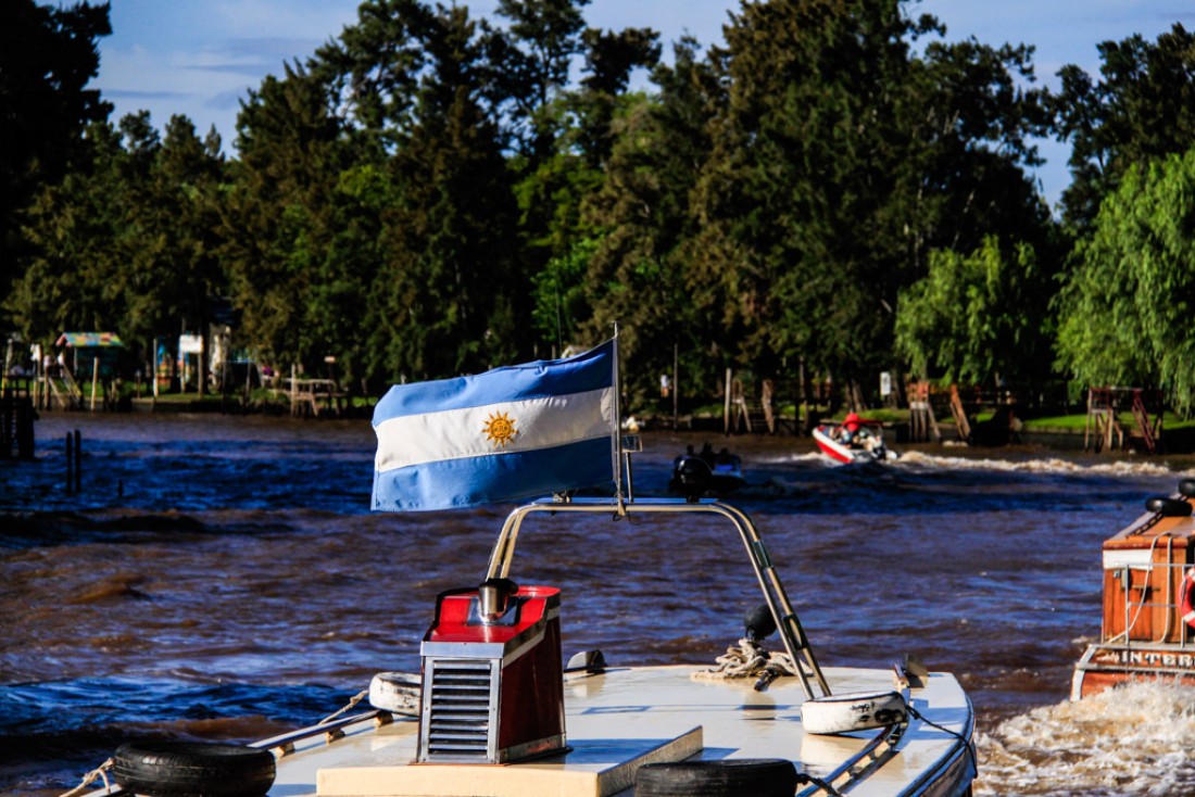 Drapeau argentin sur le Río Paraná | © Cédric Aubert