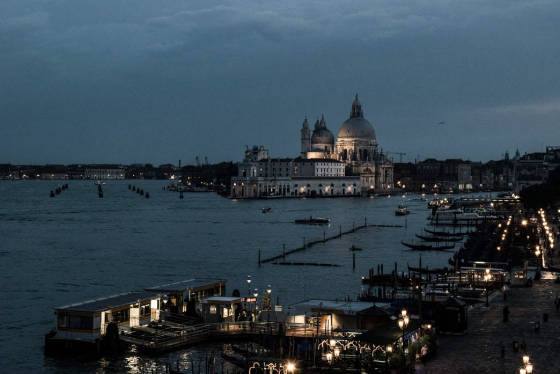 Venise à la nuit tombante depuis le Londra Palace | © Mathieu Belay