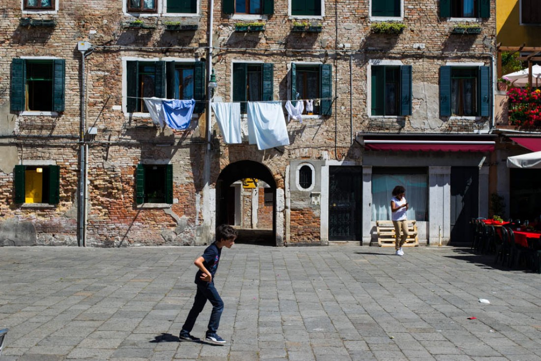 Enfants jouant le Campo Santa Margherita | © Mathieu Belay