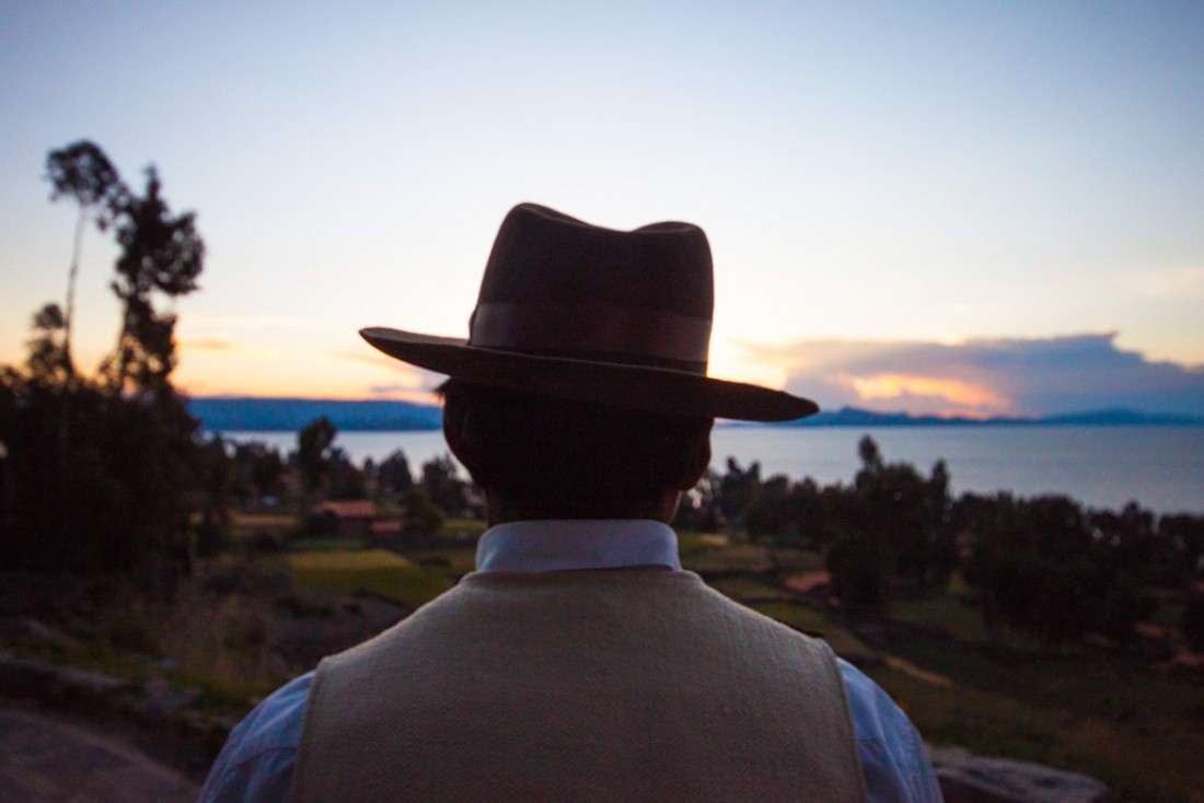 Eduardo et son Borsalino, chapeau typique des habitants de l’île, face au coucher du soleil. | © Cédric Aubert