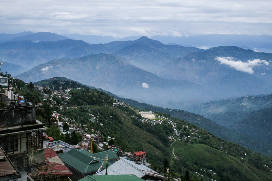 Vue sur les montagnes autour de Darjeeling. Comme souvent, le temps est brumeux.
