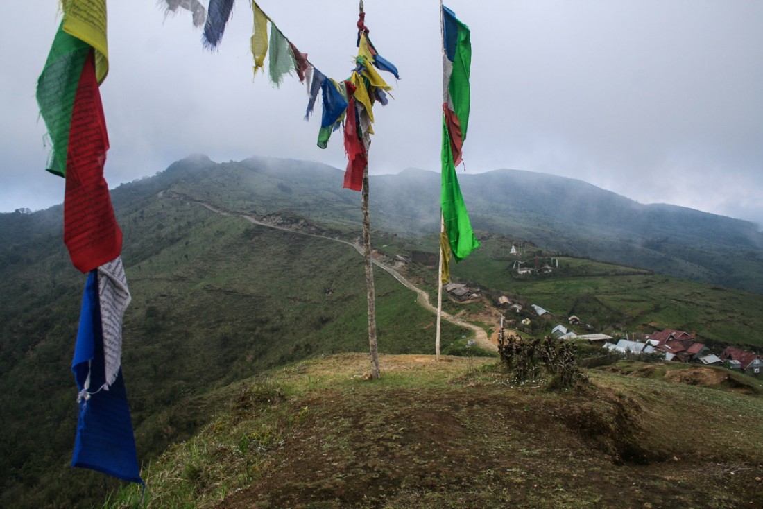 Les drapeaux de prière présents sur chaque sommet égrainent au rythme du vent les paroles du Bouddha