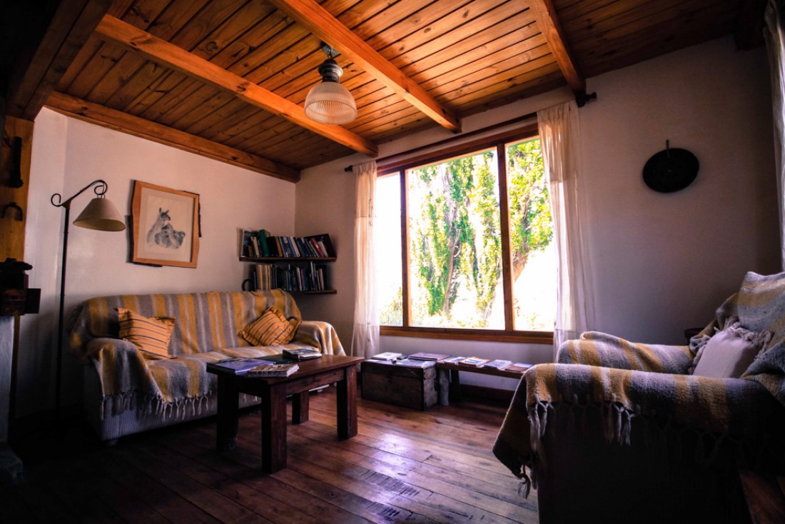 Dans l’Estancia, une belle salle à manger et un salon avec cheminée, de grands canapés bien confortables. Le bout du monde à des allures de petit nid douillet. | © Cédric Aubert 