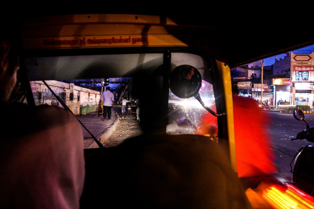 Frénésie sur les routes indiennes vue depuis un rickshaw | © Marion Brun