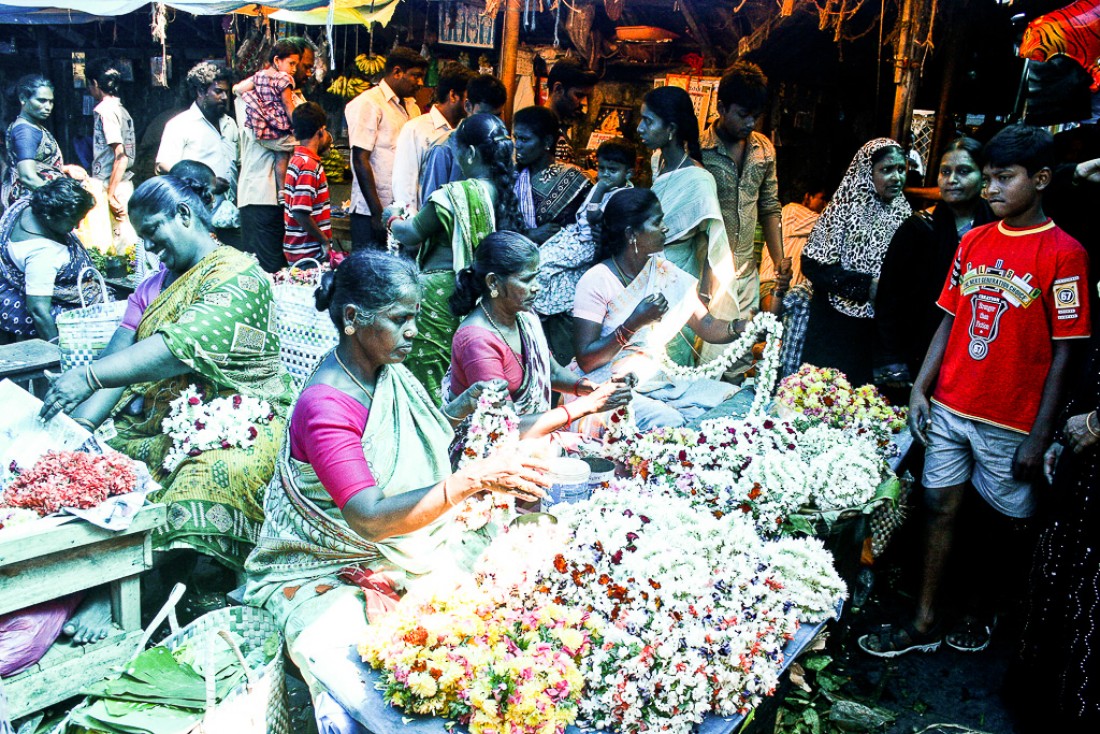 Etal de tissage de fleurs dans le marché couvert de Pondichéry | © Marion Brun