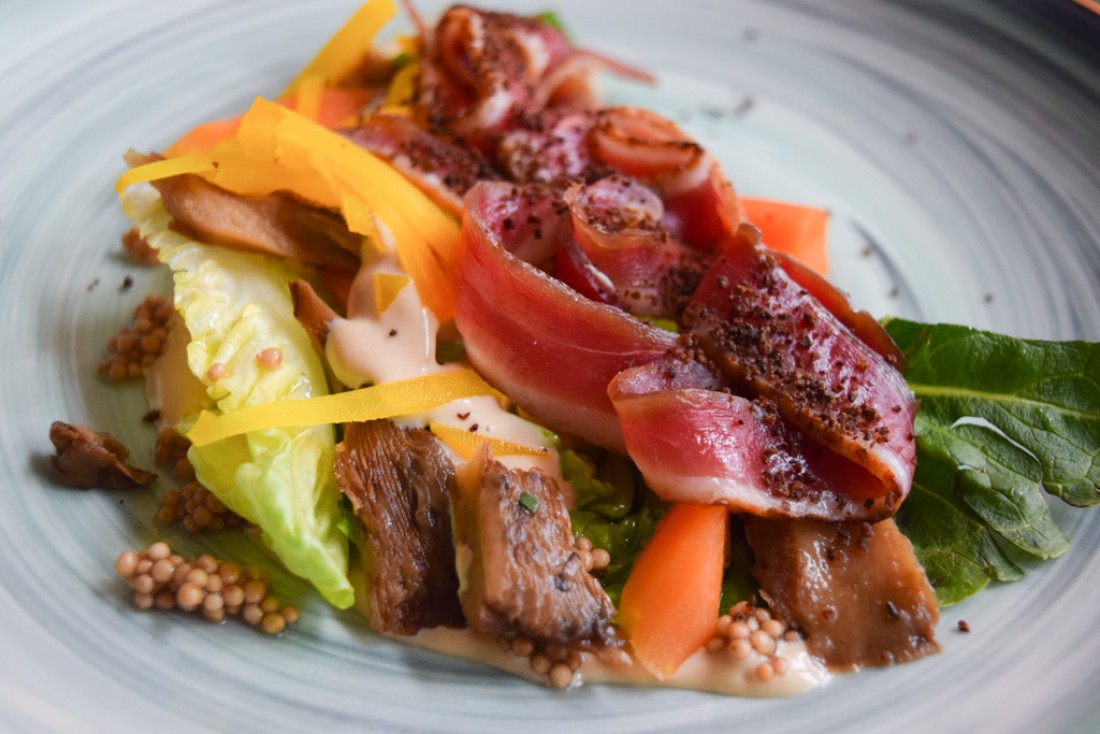 La salade de canard gourmande est aussi jolie que gourmande chez Leib | © Yonder.fr