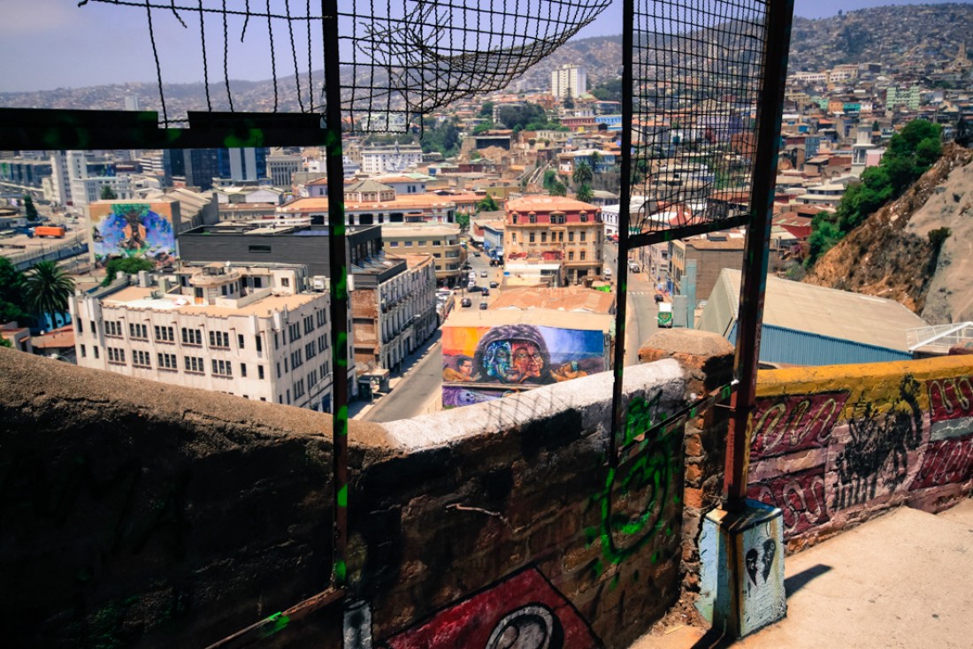  Vue depuis une rue piétonne du haut Valparaiso | © Cédric Aubert