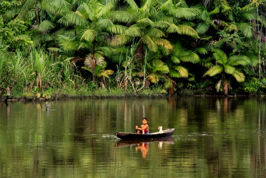 Jeune garcon et sa pirogue sur l'Amazone | © Cédric Aubert