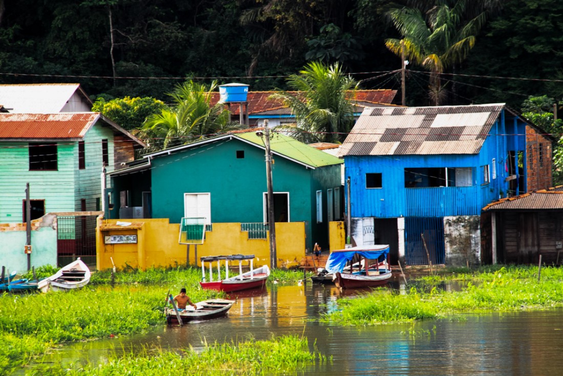 Village sur les rives de l’Amazone | © Cédric Aubert