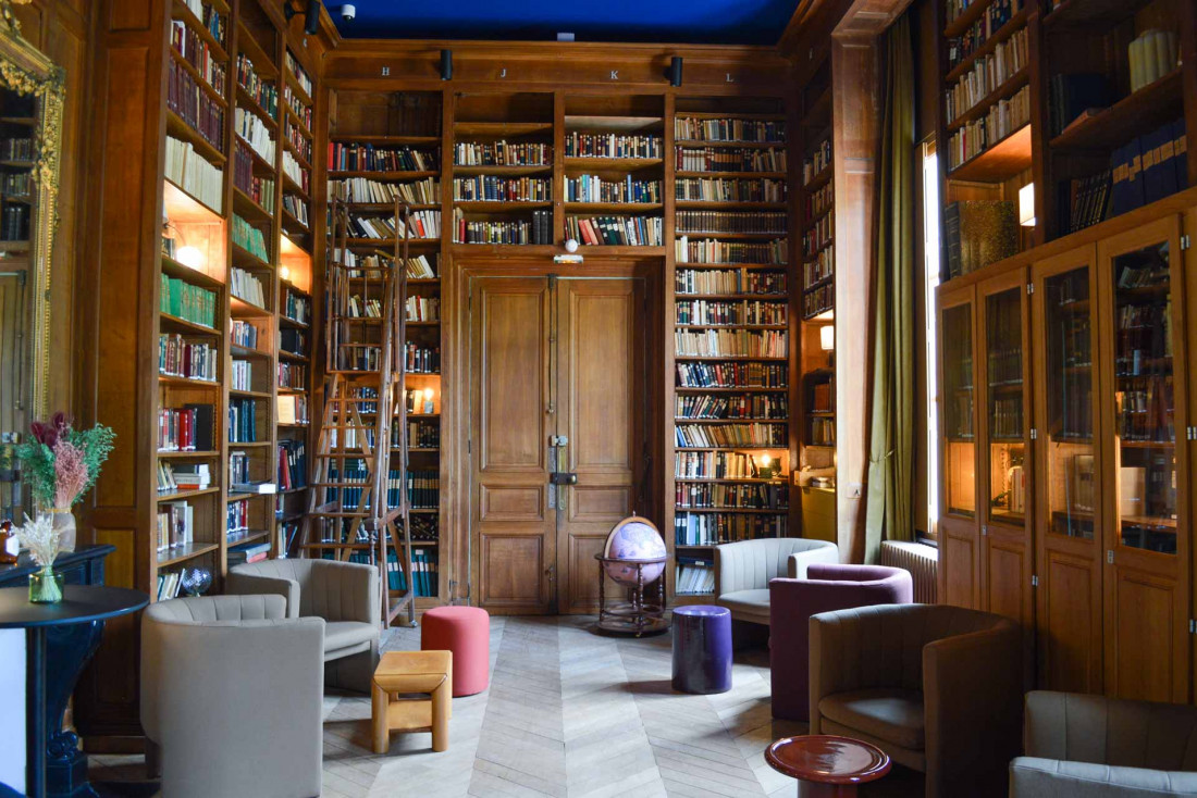 Maison du Val | La bibliothèque contient près de 10,000 ouvrages © PG|YONDER.fr
