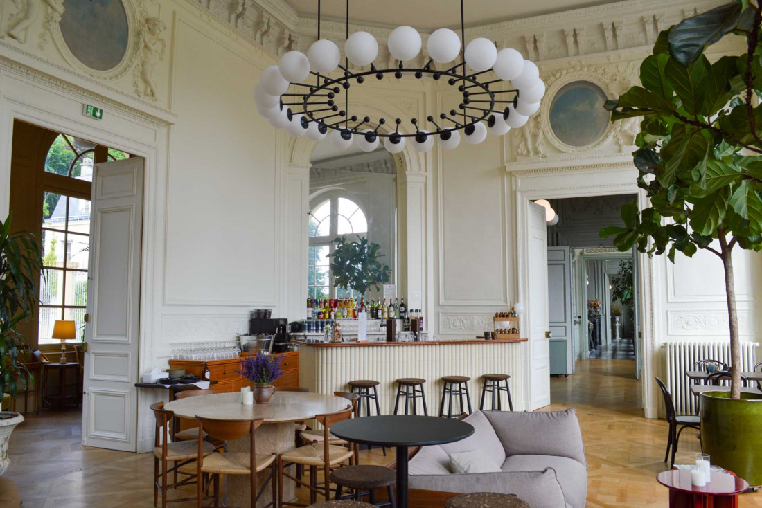 Maison du Val | Dans le grand salon, bar en libre service et déco design © PG|YONDER.fr