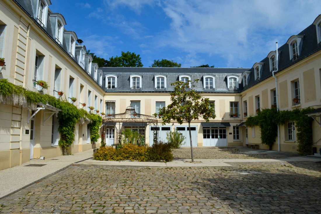 LMaison du Val | a cour intérieur de l'une des ailes du château © PG|YONDER.fr