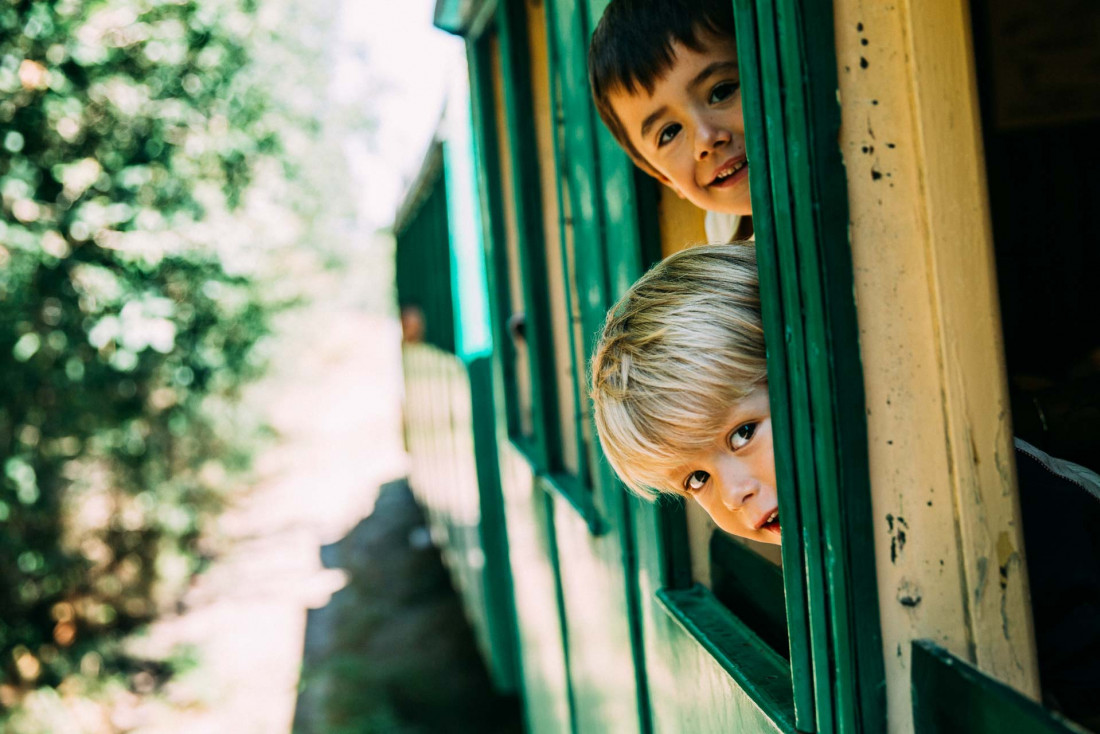 Les enfants en prennent plein les yeux dans le train historique de l'écomusée de Marquèze © Sébastien Chebassier