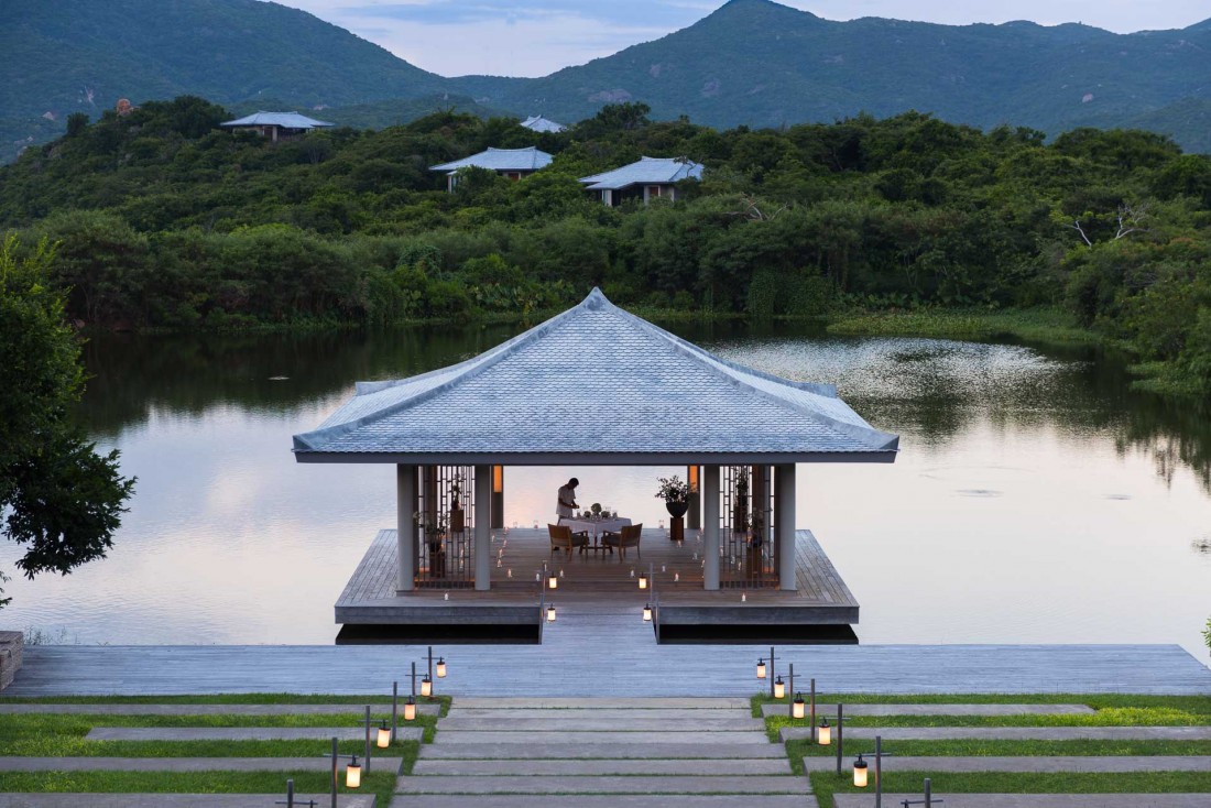 Sur le lac, un pavillon permet tout autant de pratiquer le yoga ou le tai-chi que de s'offrir un dîner romantique © Aman