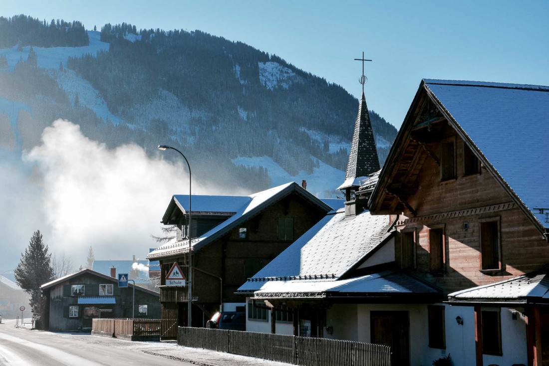 L'Ultima Gstaad est situé à quelques minutes de marche du cœur du village © YONDER.fr