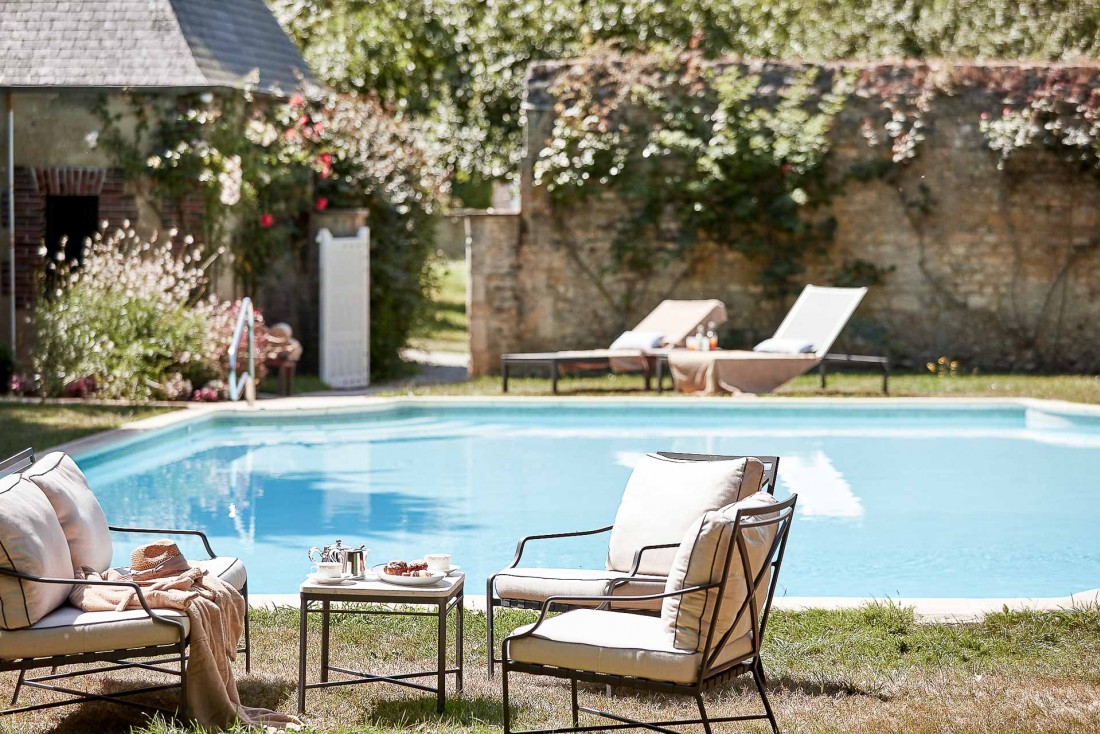Le Château d'Audrieu propose à ses guest une piscine extérieure chauffée © DR