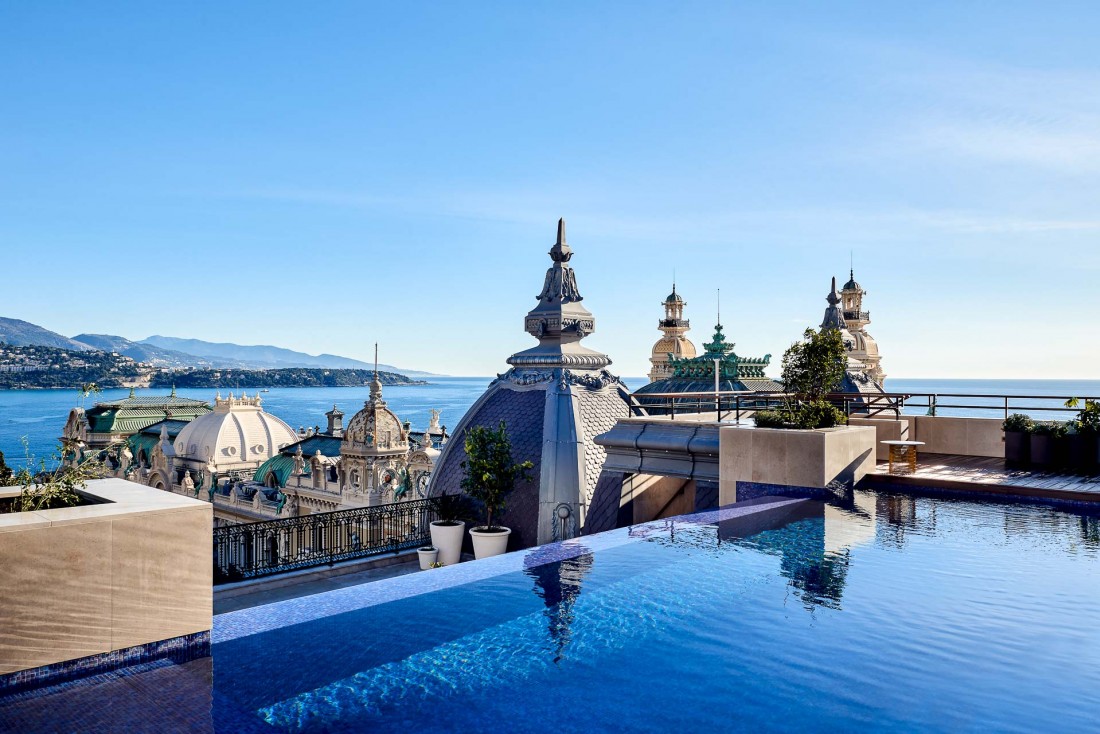 La Suite Prince Rainier III (600m2 de surface) s’ouvre sur une immense terrasse agencée sur deux niveaux offrant une piscine débordement et une vue imprenable sur la Place du Casino © SBM