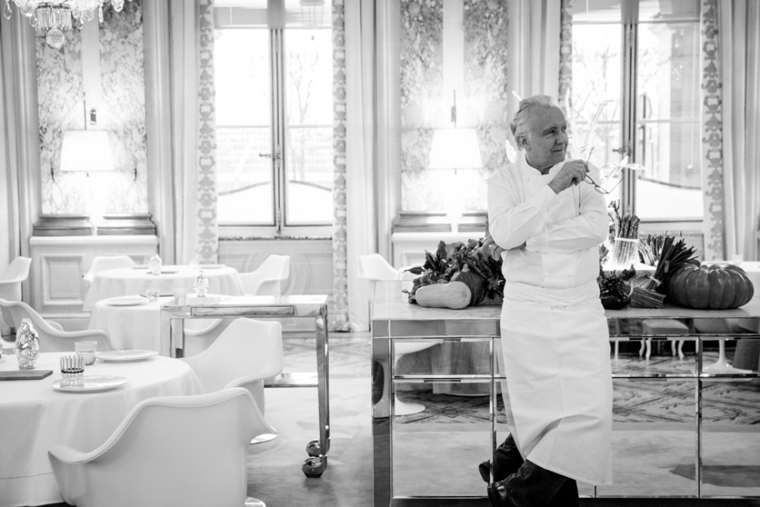 Alain Ducasse pose dans le restaurant gastronomique du Meurice où il développe, avec Jocelyn Herland, Chef Exécutif de l'hôtel, une 