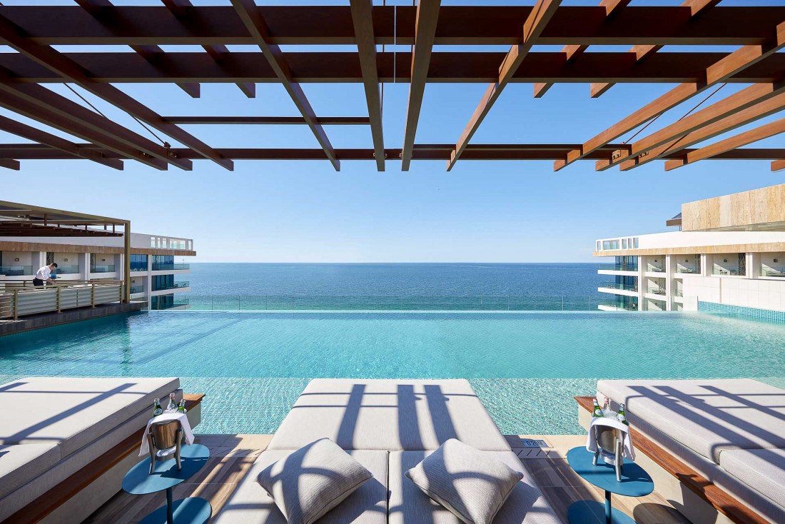 La piscine attenante au restaurant Tasca, situé au dernier étage de l’hôtel  © MOHG