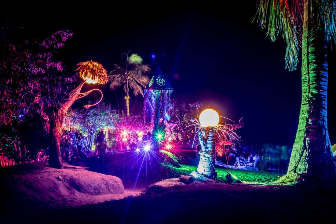 Scénographie féérique sur la plage d'Happy Bay © Julien Drogoul