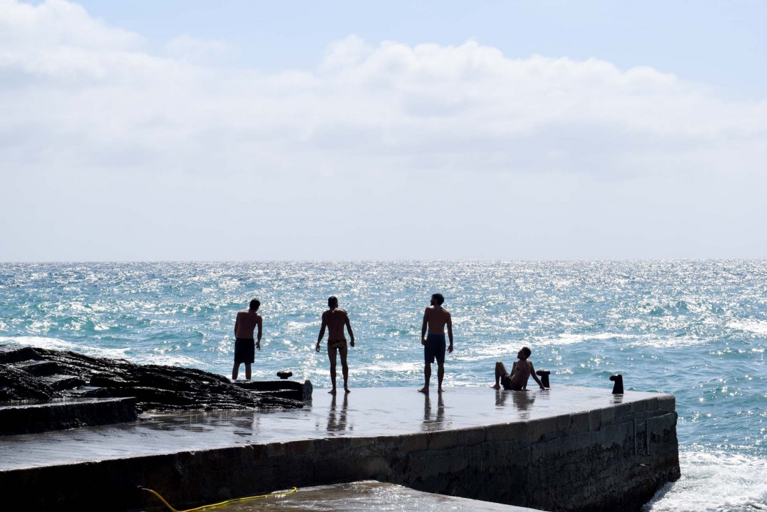 Alors que les vagues déferlent sur le petit port de Vernazza, les gamins du village en profitent pour se rafraîchir © YONDER.fr