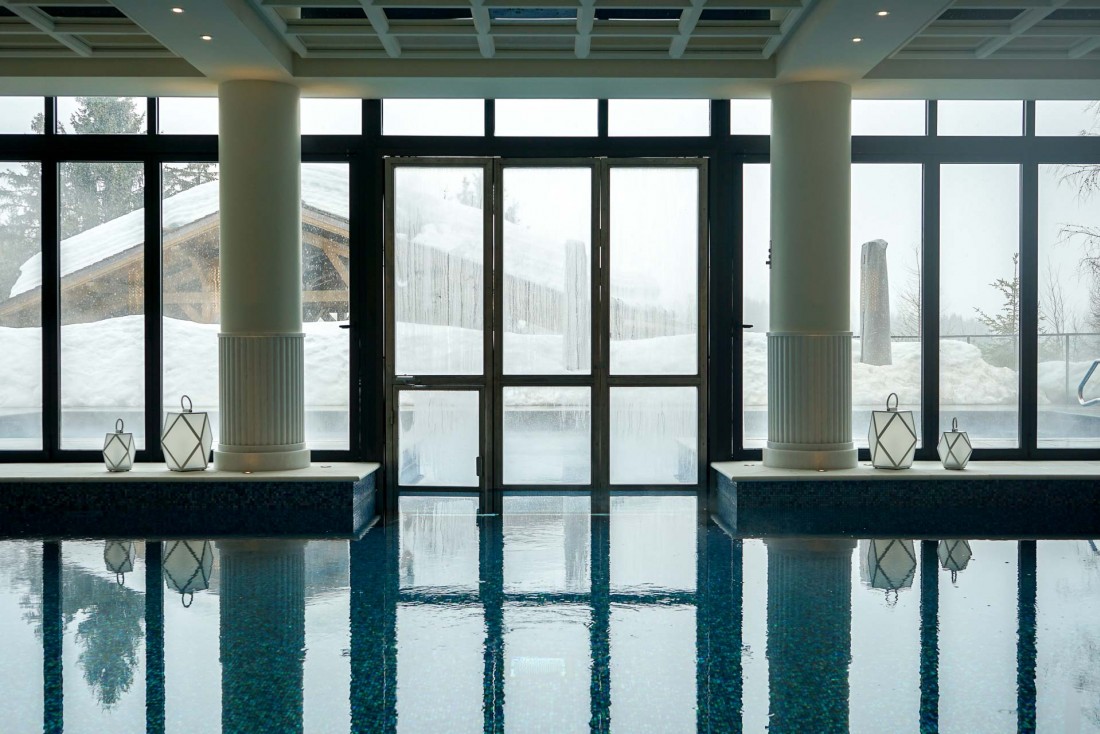 La piscine s'ouvrant sur l'extérieur est l'un des équipements les plus spectaculaires de l'hôtel © YONDER.fr