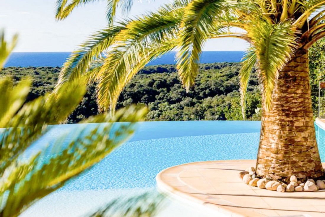 Atmosphère idyllique au bord de la piscine © Cala di Greco