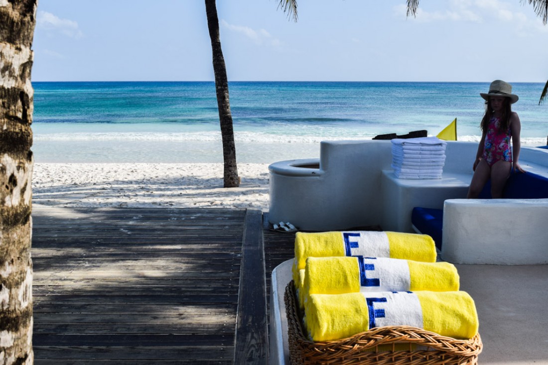 Un luxe tout en discrétion, simplement parsemé de touches colorées, comme ici des serviettes de bain jaunes © Yonder.fr