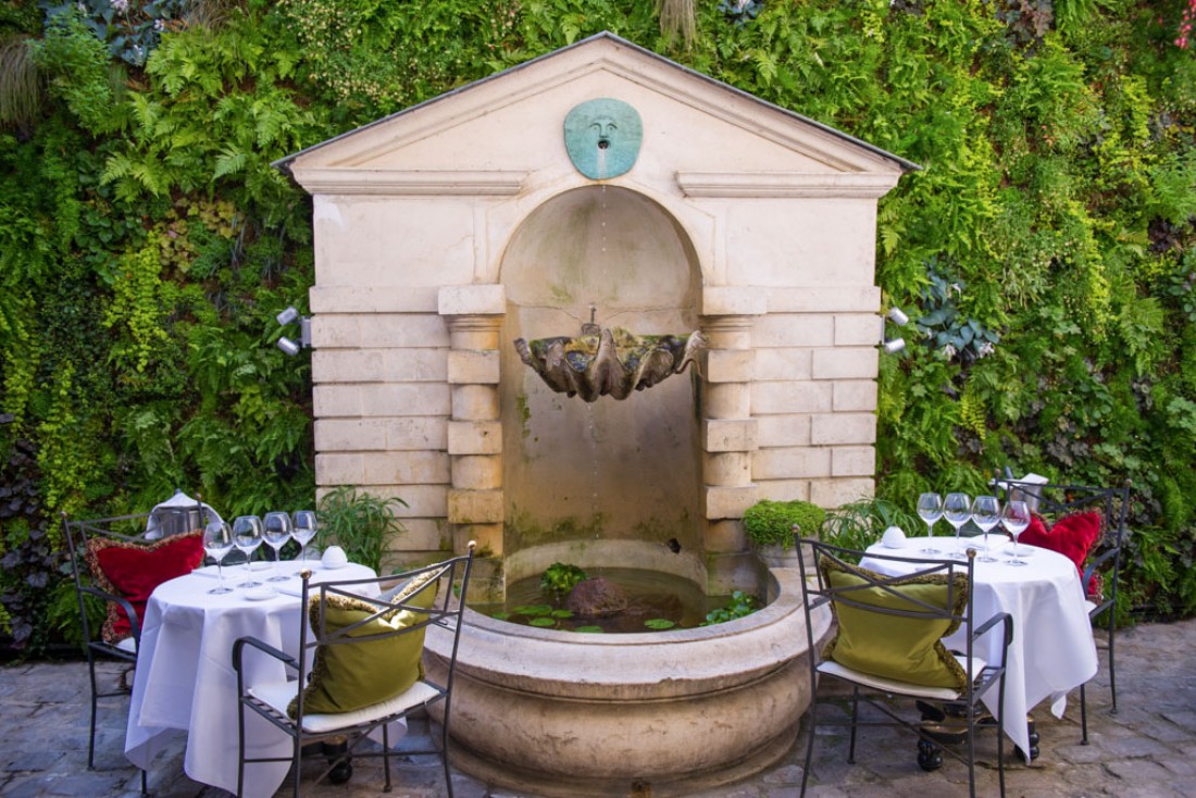 Le Restaurant offre quelques tables sur sa terrasse de poche aux beaux jours © L'Hôtel