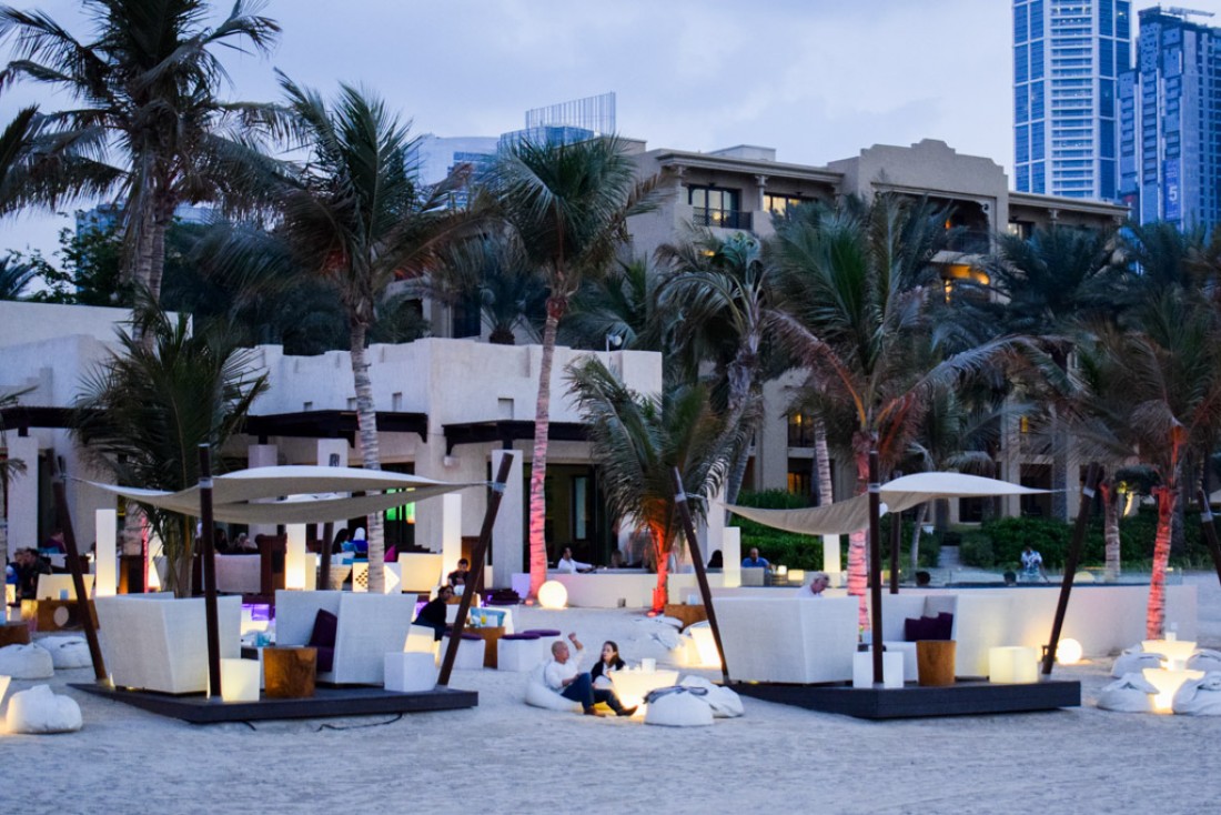 The Jetty Lounge est considéré, à juste titre, comme le bar de plage le plus chic de Dubaï © YONDER.fr