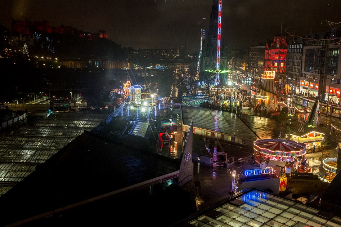 Vue sur la fête foraine et le marché de Noël pendant l'hiver © Yonder.fr