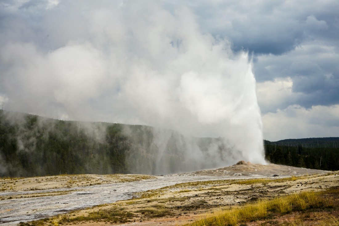 L'éruption du geyser Old Faithful, un incontournable de toute visite du parc © YONDER.fr