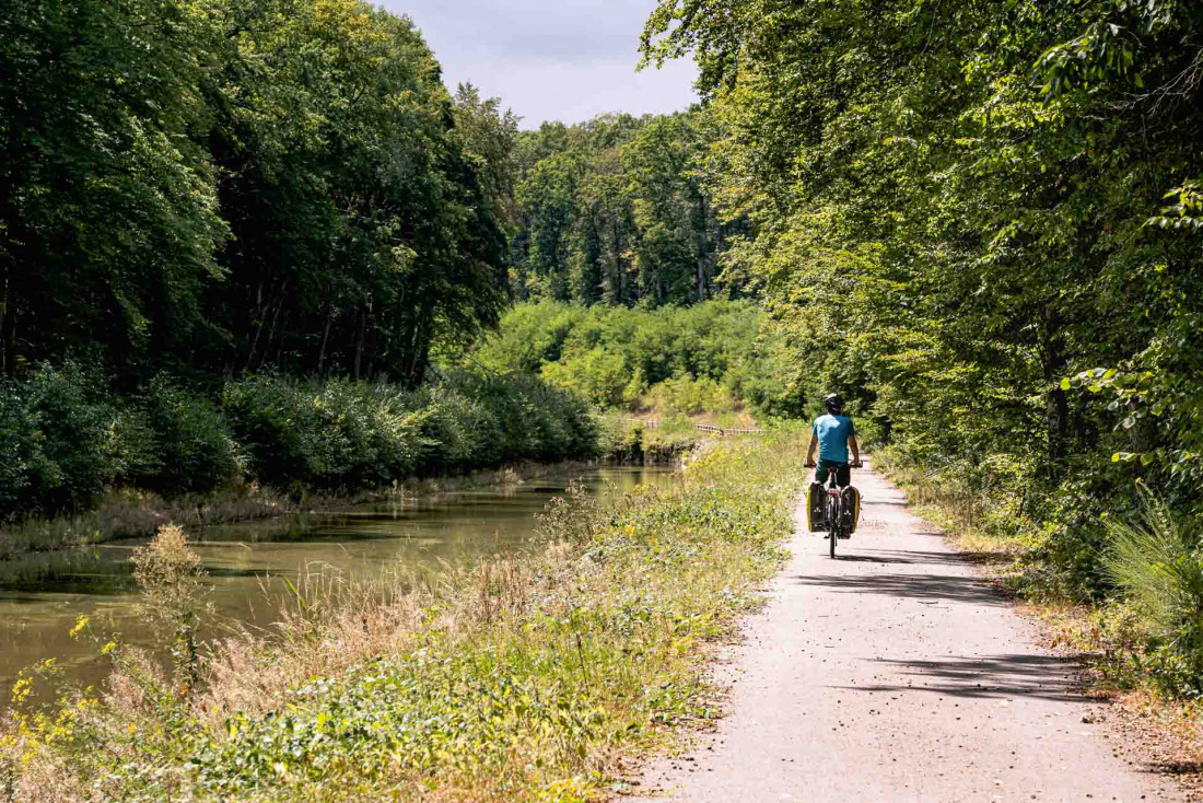 Le long de la Voie Bleue à vélo, entre Sanchey et Fontenoy © Un monde à vélo