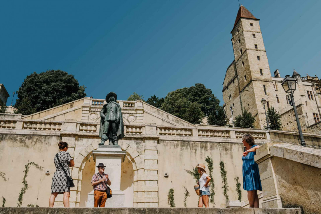 L'escalier monumental et la statut de d'Artagnan, enfant du pays © L'instant C - OT Grand Auch Cœur de Gascogne