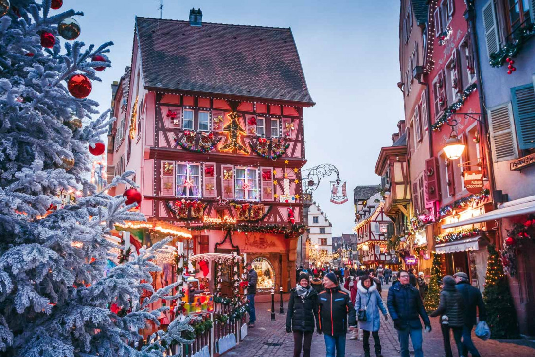Quoi de plus typique qu'un marché de Noël alsacien, ici celui de Colmar © Nis&For