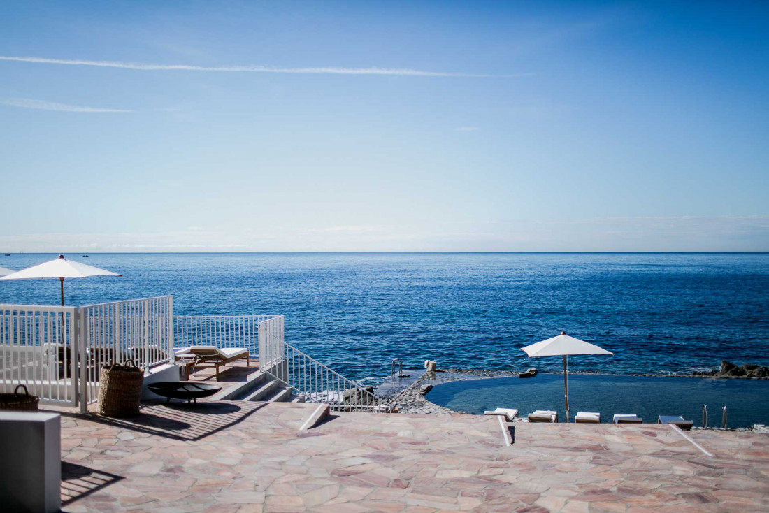 La piscine d'eau de mer taillée dans le roc aux Roches Rouges à Saint-Raphaël © Benoît Linero