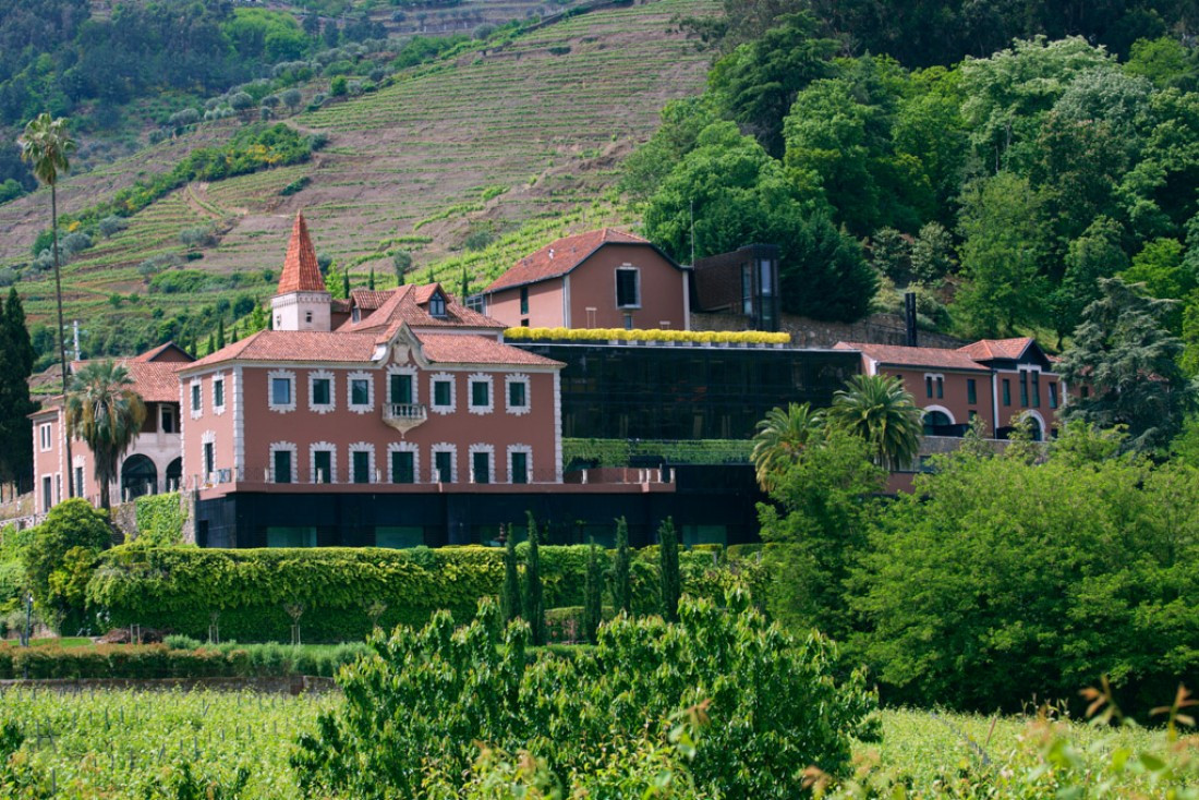 Le Six Senses Douro Valley au Portugal, dominant le fleuve © Six Senses