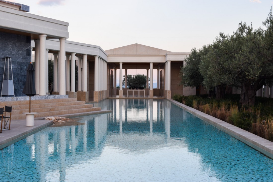 Le bassin de réflection, symbole de l'architecture grecque classique imaginée par Ed Tuttle © Yonder.fr
