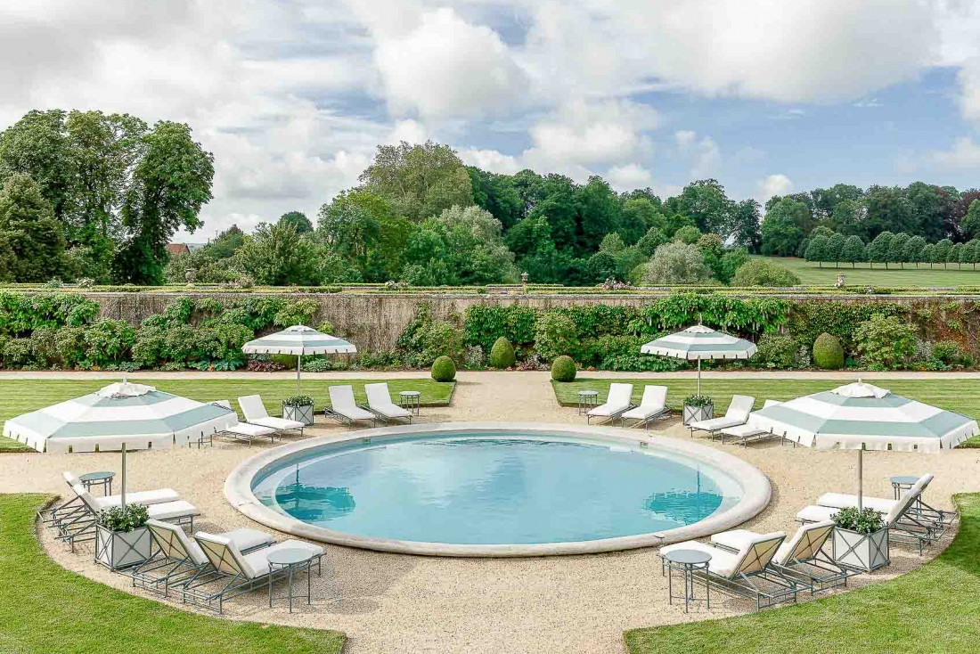 L'Hôtel Château du Grand-Lucé dispose d'une charmante piscine circulaire dans ses jardins © Adam Lynk