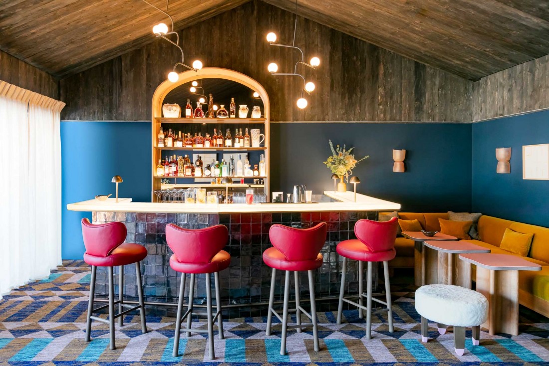 Le bar du Coucou, l'un des espaces les plus agréables de l'hôtel © Jérôme Galland