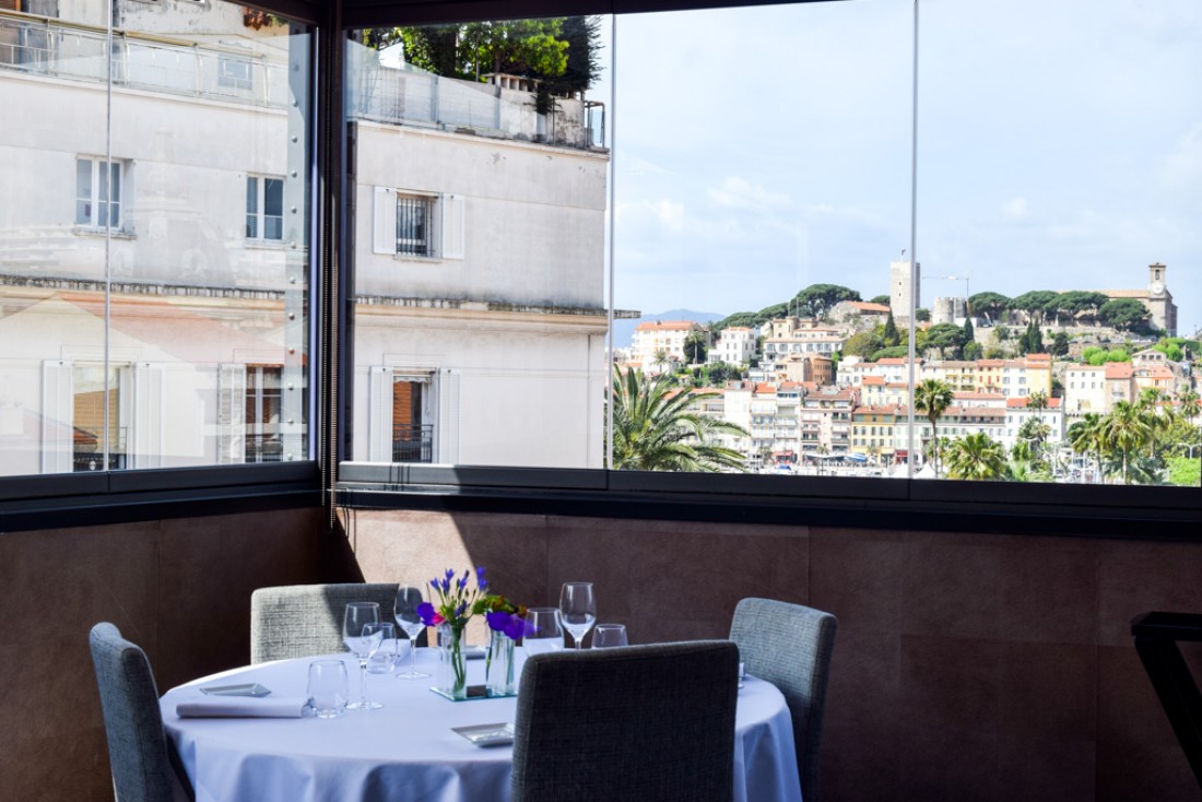 Vue sur Le Suquet depuis le Restaurant SeaSens au Five Seas Hotel © Yonder.fr