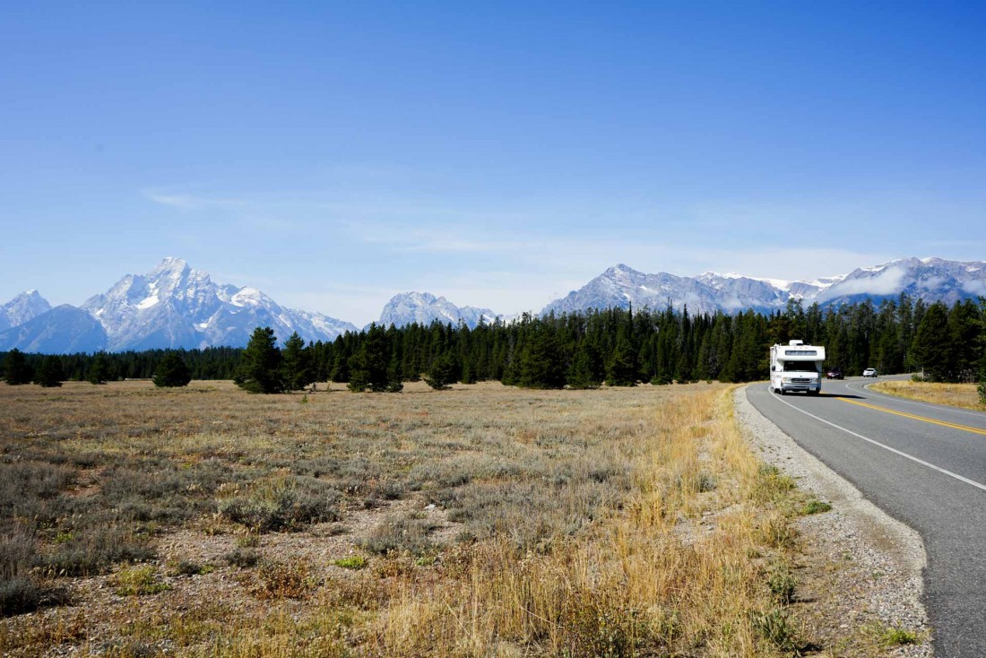 Sommets enneigés et plaines verdoyantes dans le Parc national de Grand Teton © YONDER.fr