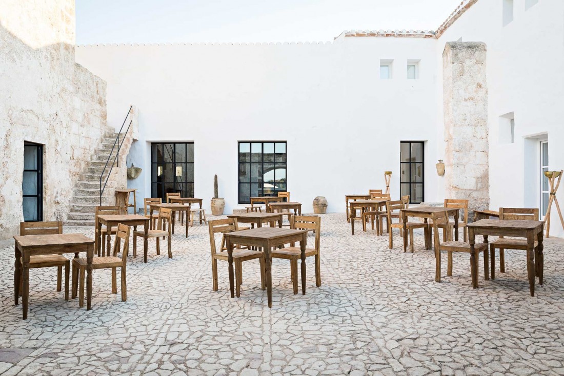 La cour de Torre Vella : c'est ici que les dîner est servi © Yann Deret